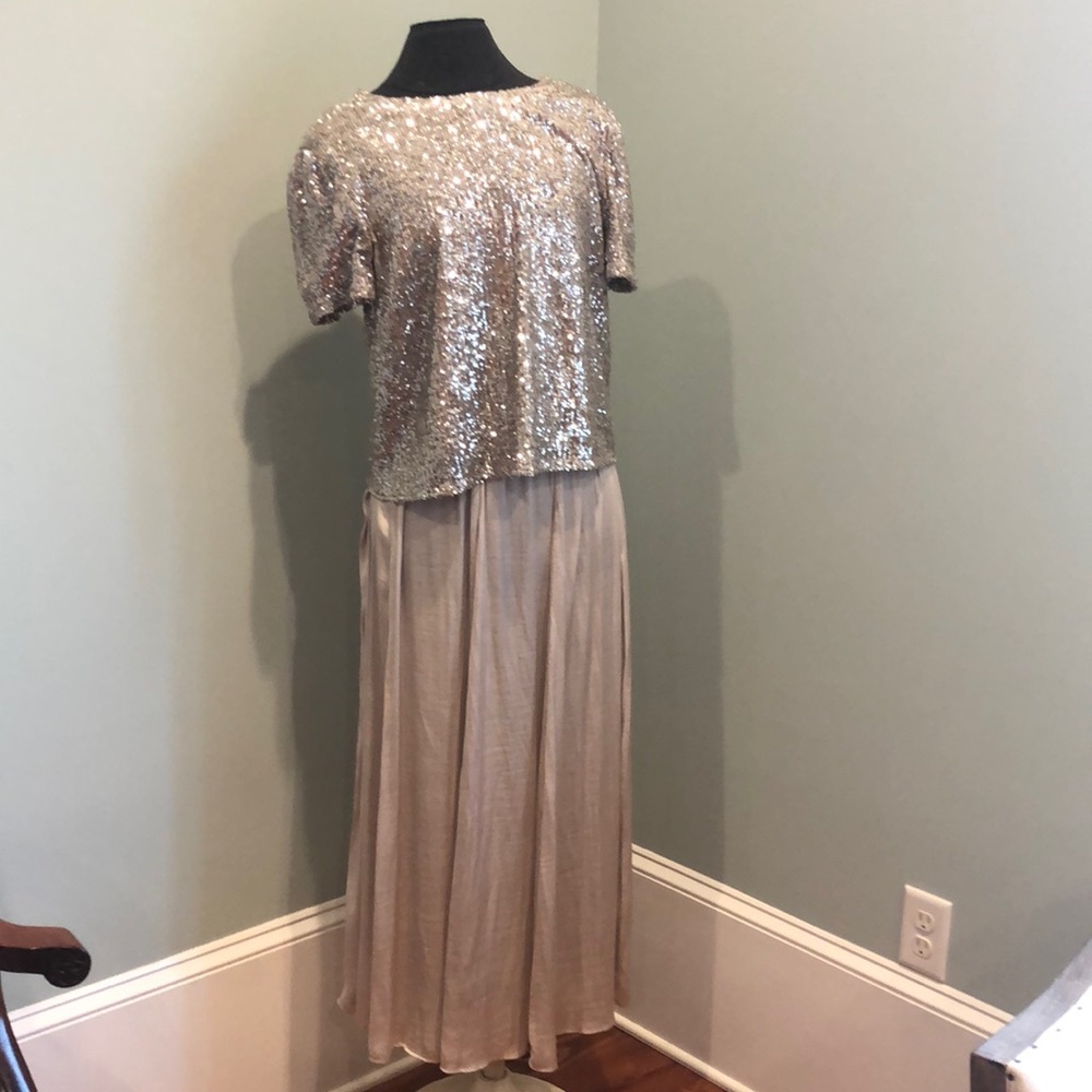Beautiful maxi skirt and blouse outfit